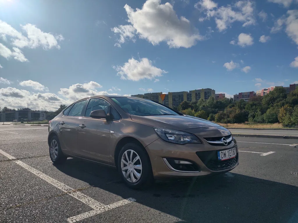Zdjęcie: 2012 Opel Astra