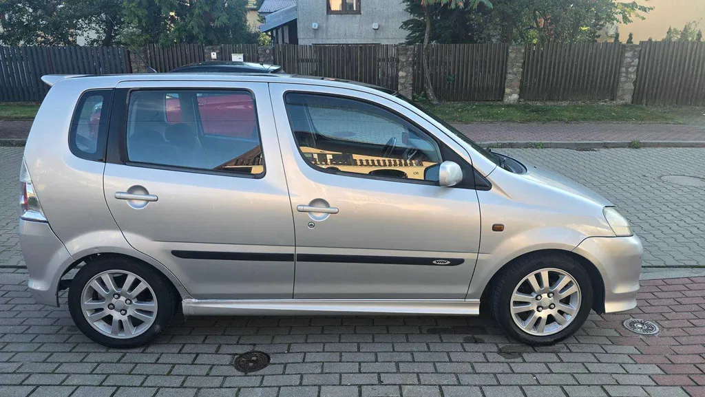 Zdjęcie: 2004 Daihatsu YRV
